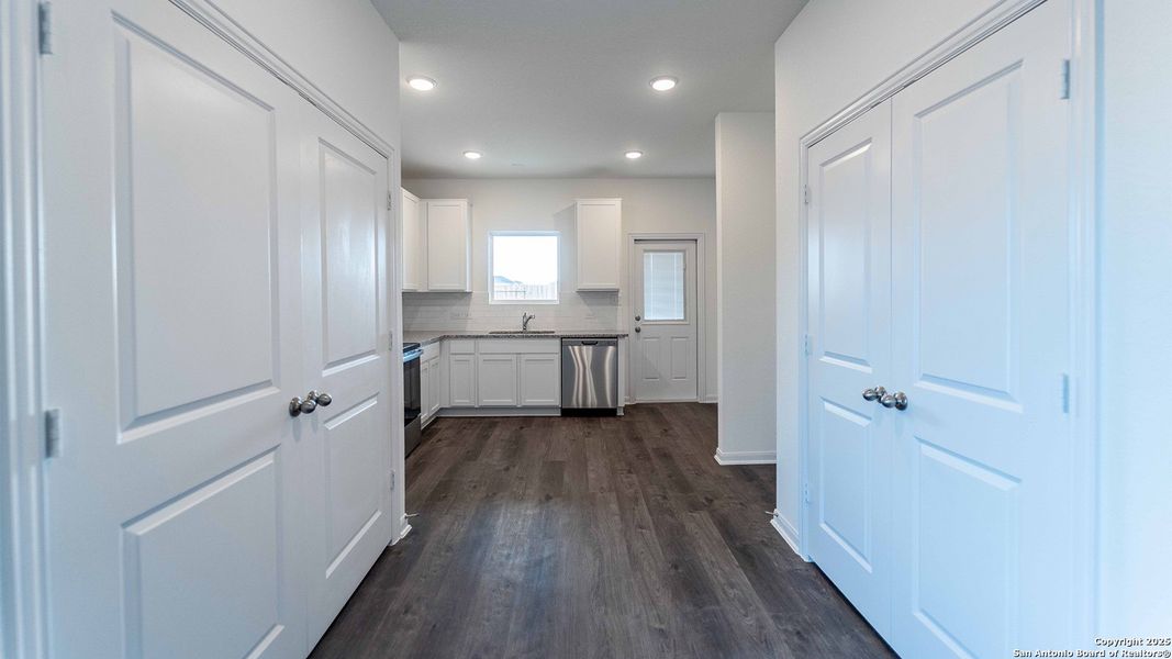 Spacious, unfurnished interior of a new home in Katzer Ranch, Converse (Image 10).