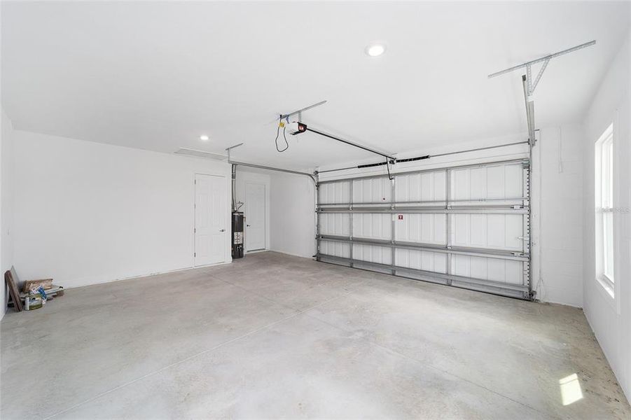 Spacious, unfurnished interior of a new home in , Ocala (Image 43).