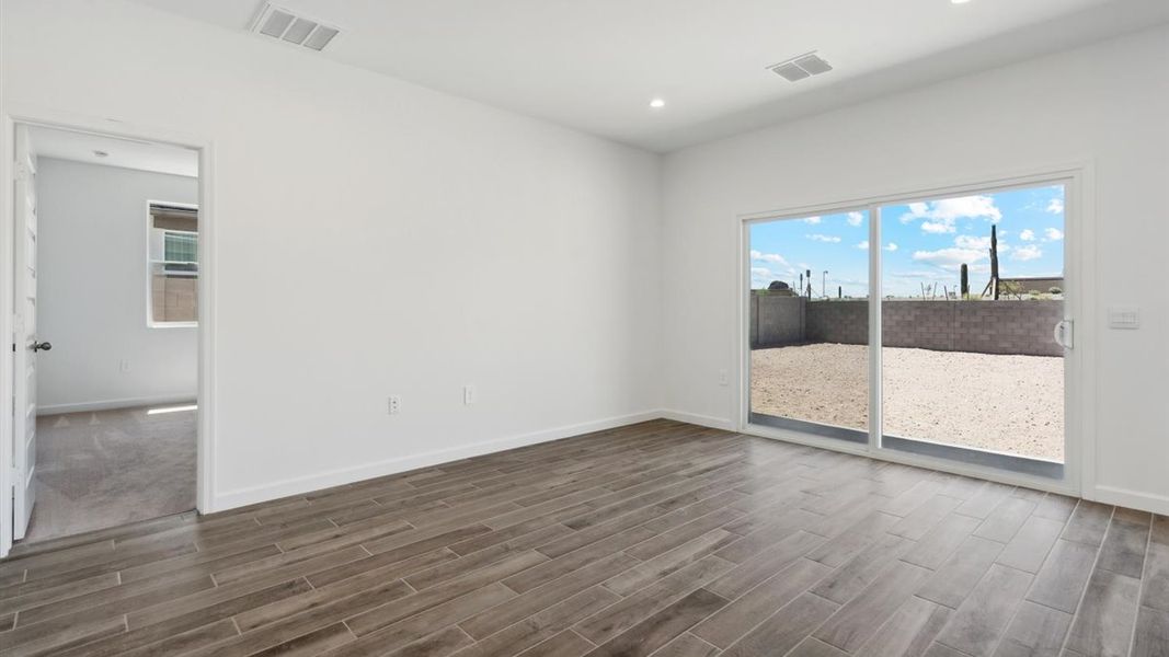 Spacious, unfurnished interior of a new home in Entrada Del Oro, Gold Canyon (Image 14).