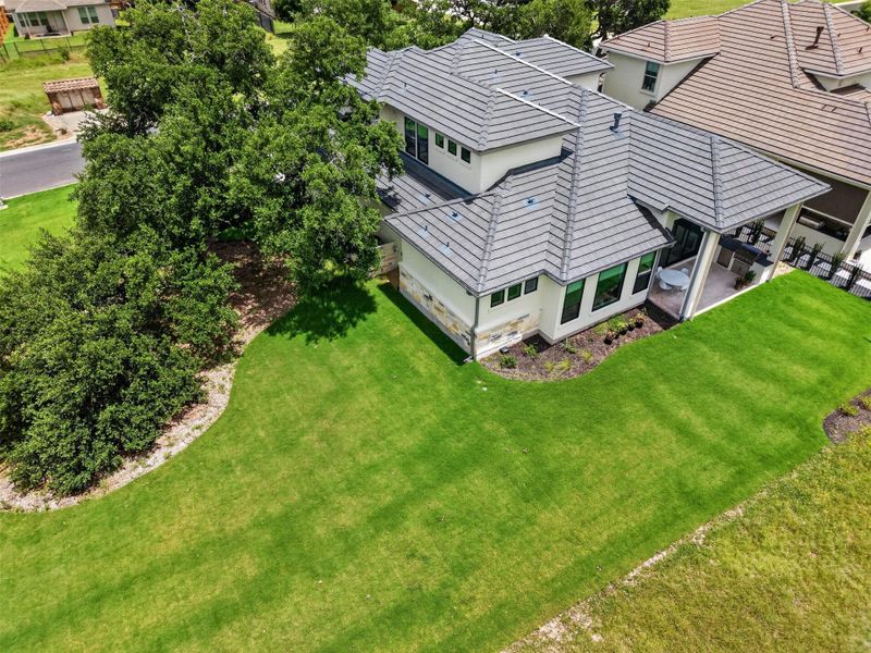 Discover a private outdoor retreat with generous green space perfect for relaxation and recreation. Discover a private outdoor retreat with generous green space perfect for relaxation and recreation.