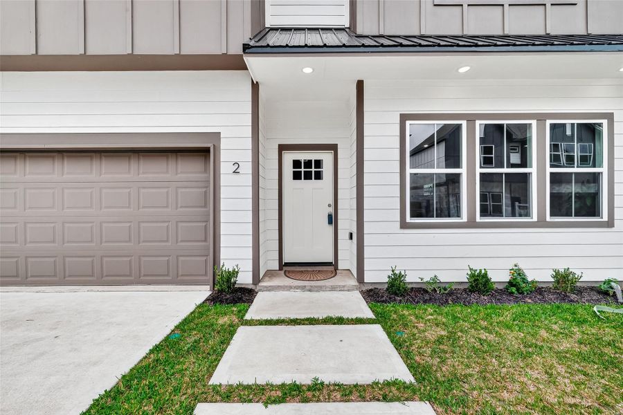 Exterior details and patio area of a home in Metro Village, Houston (Image 24).