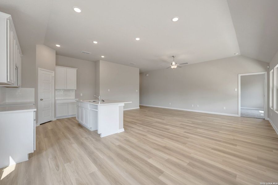Spacious, unfurnished interior of a new home in Chaparral Ranch, Floresville (Image 18).