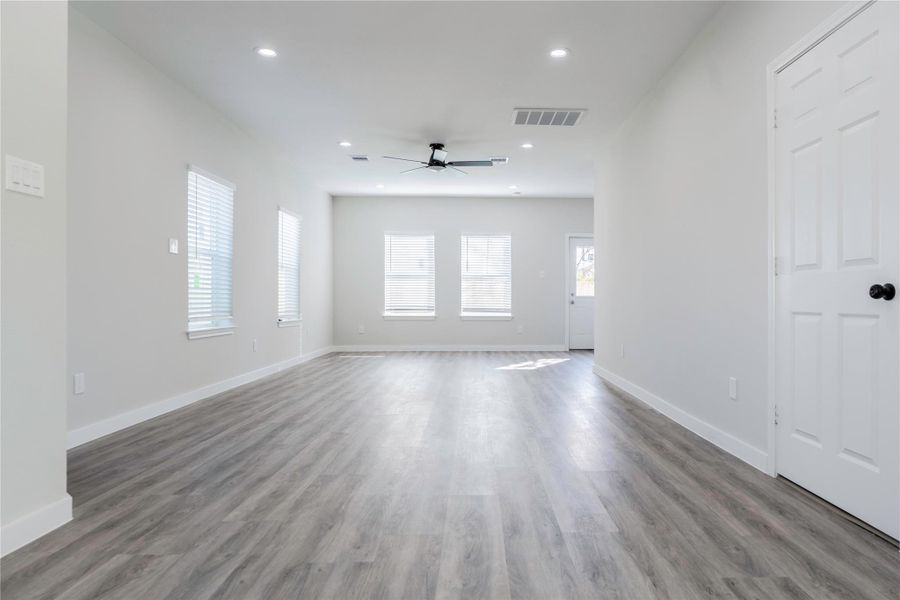 Spacious, unfurnished interior of a new home in , Houston (Image 10).