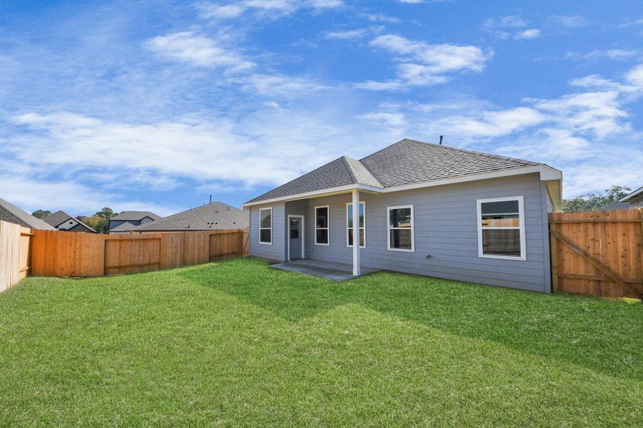 Exterior details and patio area of a home in Lexington Heights, Willis (Image 3).