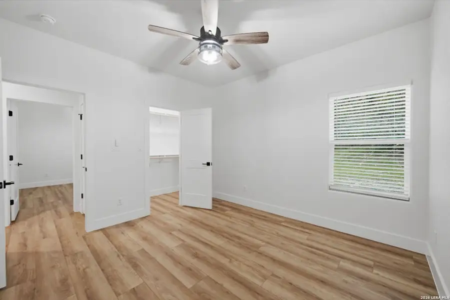 Spacious, unfurnished interior of a new home in , Canyon Lake (Image 30).