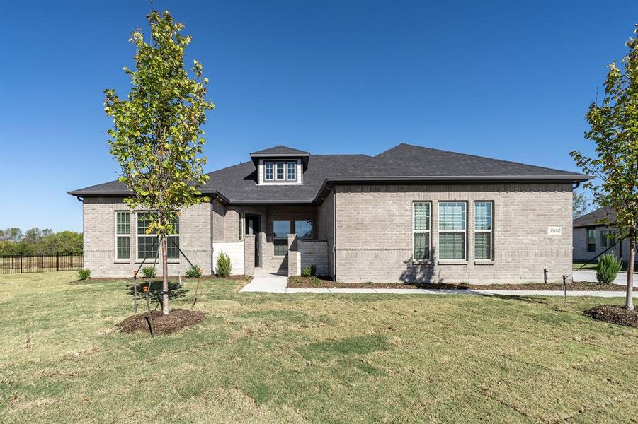 Exterior details and patio area of a home in Heath Golf & Yacht Club, Heath (Image 1).