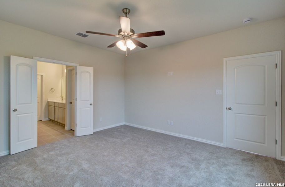 Spacious, unfurnished interior of a new home in Meyer Ranch - Enclave, New Braunfels (Image 16).