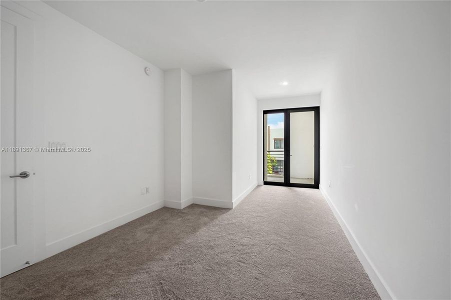 Spacious, unfurnished interior of a new home in , Dania Beach (Image 16).