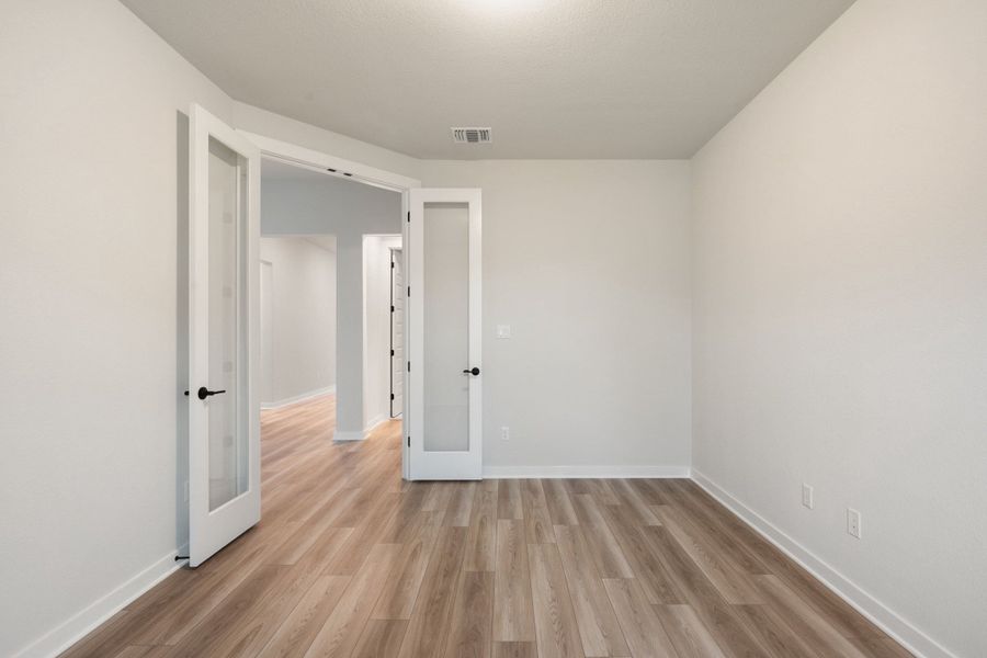 Spacious, unfurnished interior of a new home in Lagos Reserve, Manor (Image 22).