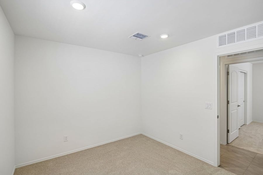 Spacious, unfurnished interior of a new home in Mandarina Reserve, Marana (Image 20).