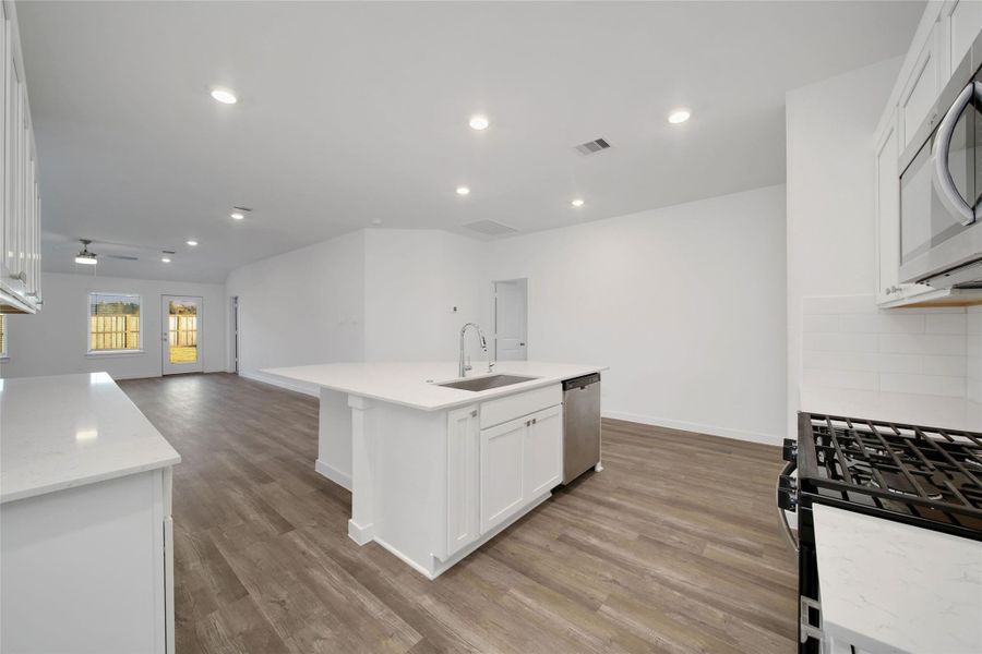 Furnished interior view inside a new home in Silverthorne, Conroe (Image 16).