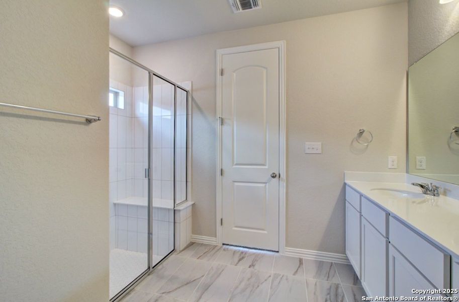 Spacious, unfurnished interior of a new home in Casinas at Gruene, New Braunfels (Image 15).