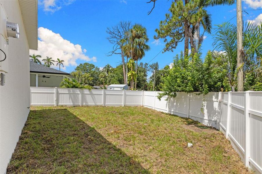 Exterior details and patio area of a home in , Bradenton (Image 17).