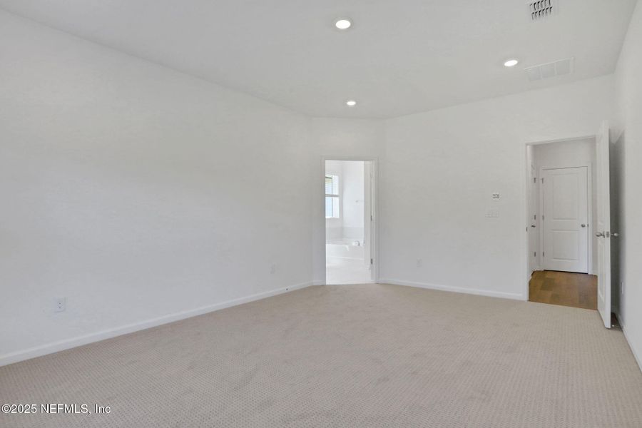 Spacious, unfurnished interior of a new home in , Green Cove Springs (Image 20).