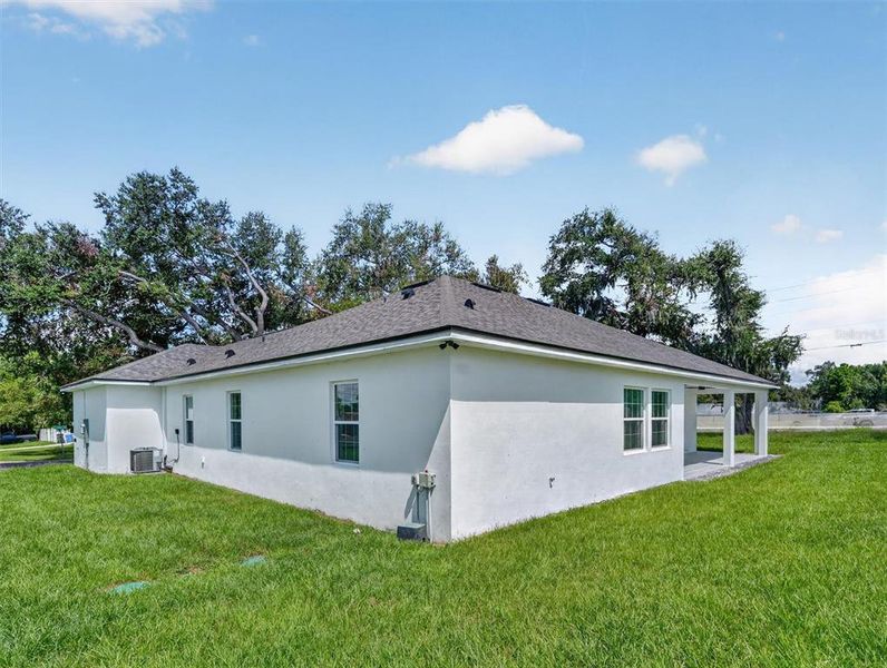 Exterior details and patio area of a home in , Plant City (Image 28).