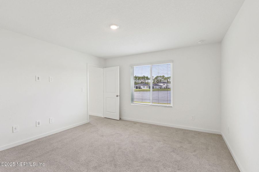 Spacious, unfurnished interior of a new home in Azalea Creek, Jacksonville (Image 28).