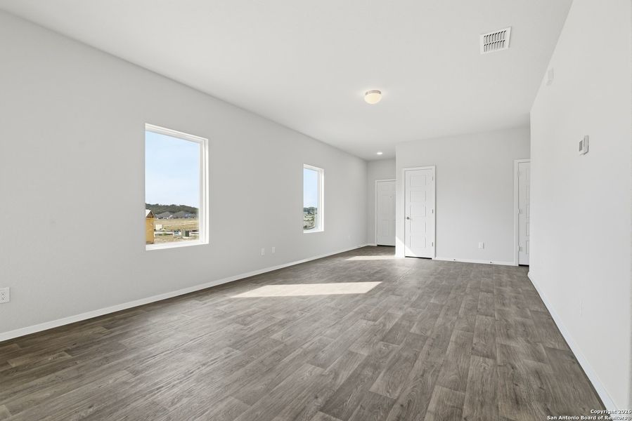 Spacious, unfurnished interior of a new home in Hunters Ranch, San Antonio (Image 28).