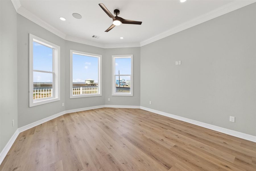 Spacious, unfurnished interior of a new home in , Freeport (Image 37).