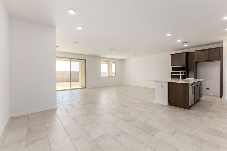 Spacious, unfurnished interior of a new home in Landmarke, San Tan Valley (Image 6).