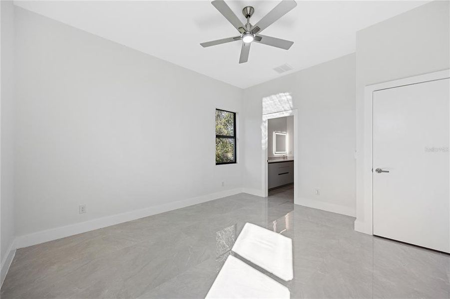 Spacious, unfurnished interior of a new home in , Rotonda West (Image 36).