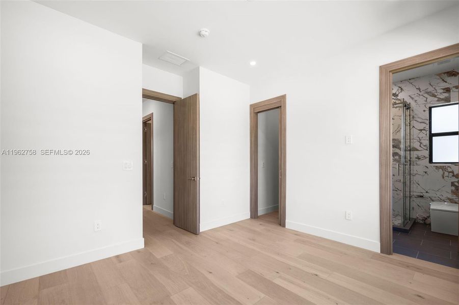 Spacious, unfurnished interior of a new home in , Miami (Image 24).