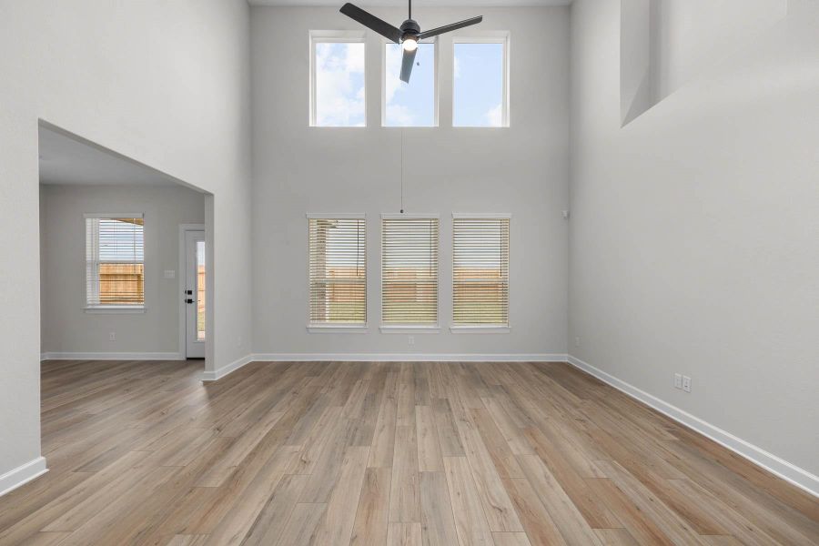 Spacious, unfurnished interior of a new home in Lago Mar, Texas City (Image 8).