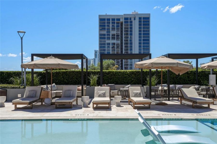 Condo located in Tampa, FL showcasing its design and architecture (Image 31).