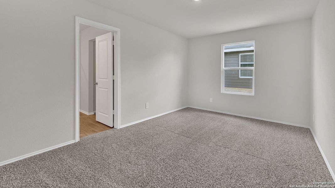 Spacious, unfurnished interior of a new home in Ladera, Luling (Image 13).
