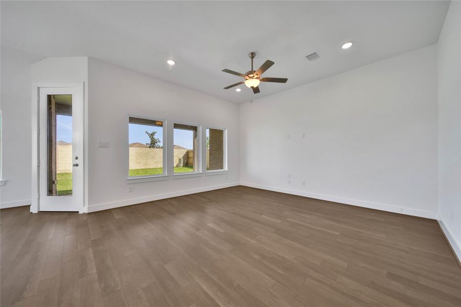 Spacious, unfurnished interior of a new home in , Rosharon (Image 28).