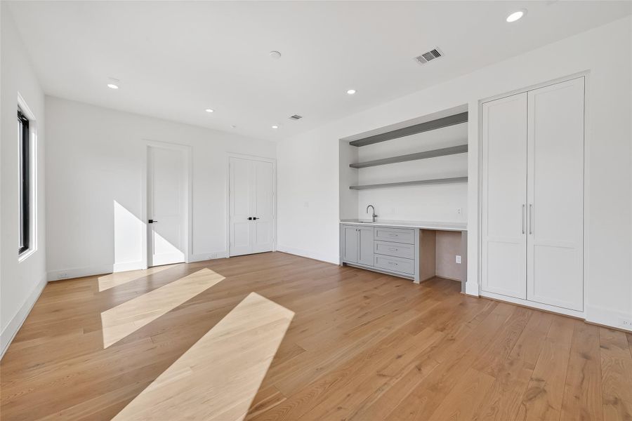 Spacious, unfurnished interior of a new home in , Houston (Image 48).