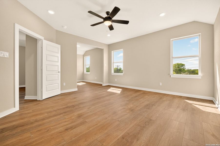 Spacious, unfurnished interior of a new home in Trilogy Grove, San Antonio (Image 7).