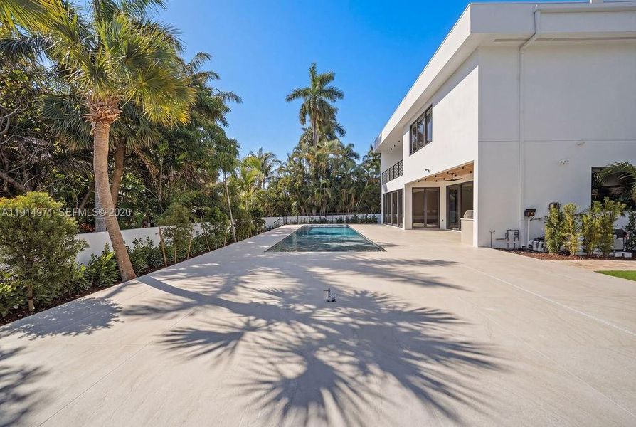 Exterior details and patio area of a home in , Fort Lauderdale (Image 3).