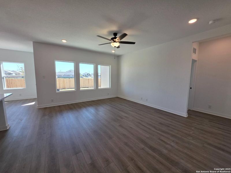 Spacious, unfurnished interior of a new home in , Schertz (Image 18).