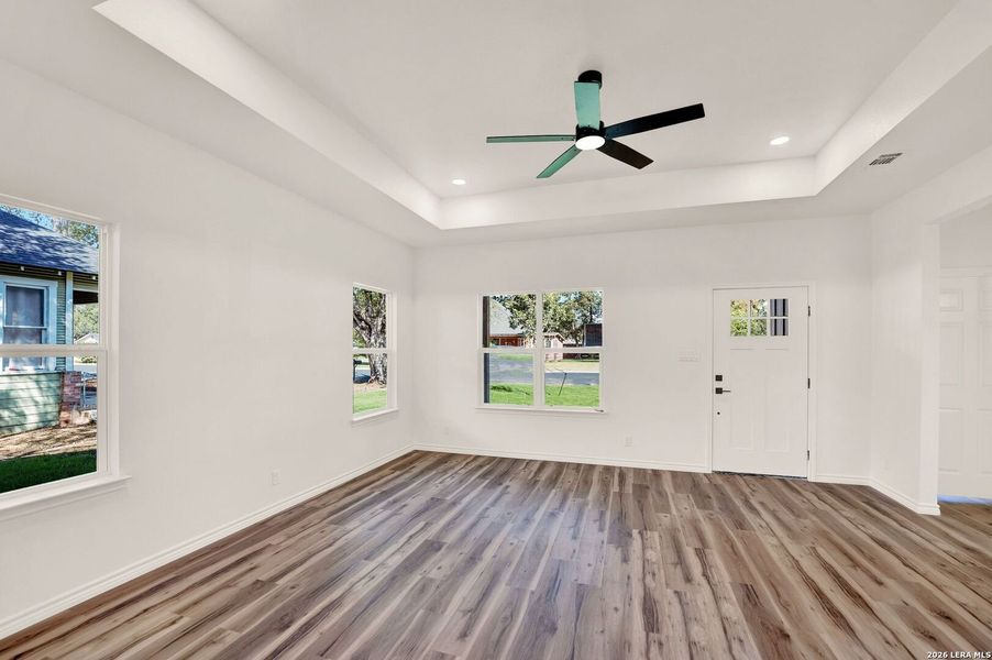 Spacious, unfurnished interior of a new home in , Hondo (Image 17).