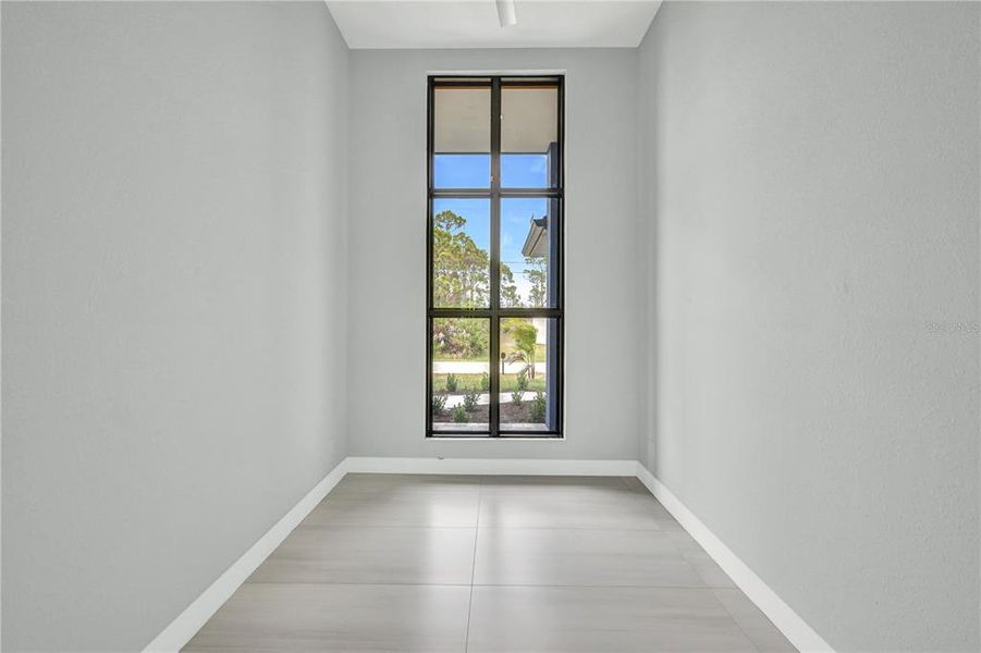 Spacious, unfurnished interior of a new home in , Port Charlotte (Image 15).