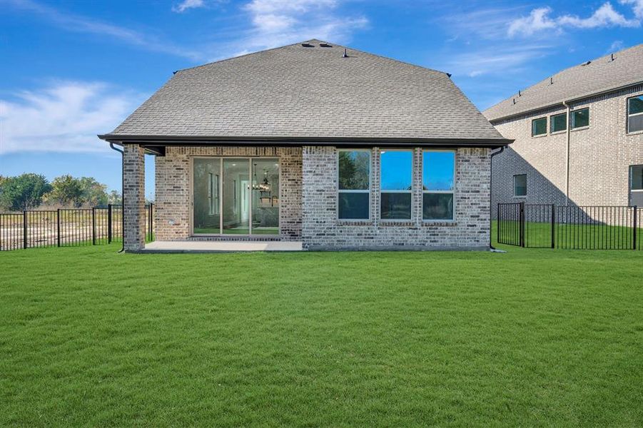 Exterior details and patio area of a home in Heath Golf & Yacht Villas, Heath (Image 3).
