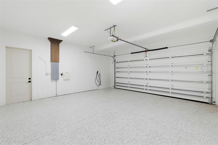 Spacious, unfurnished interior of a new home in , Sarasota (Image 27).
