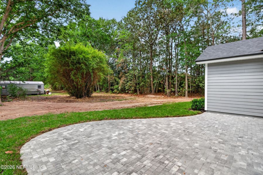 Exterior details and patio area of a home in , Macclenny (Image 35).