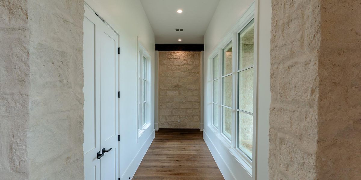 Spacious, unfurnished interior of a new home in , Fredericksburg (Image 8).