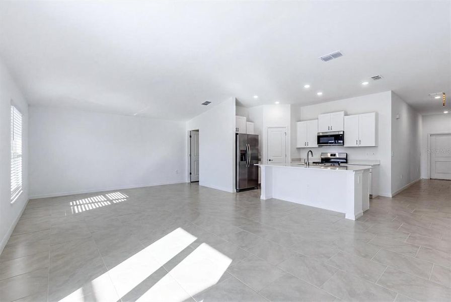 Spacious, unfurnished interior of a new home in Rotonda Lakes, Rotonda West (Image 16).