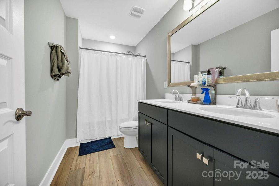 Furnished interior view inside a new home in , Columbia (Image 23).