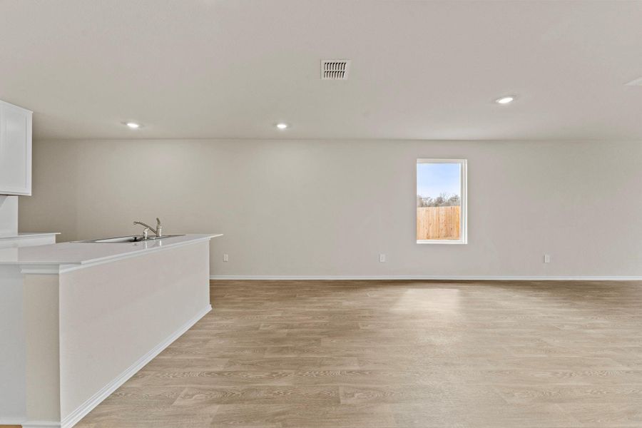 Spacious, unfurnished interior of a new home in Bollinger, Uhland (Image 14).