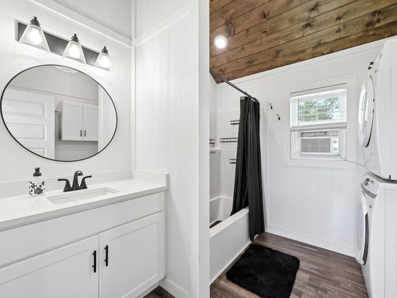 Furnished interior view inside a new home in , Bacliff (Image 7).