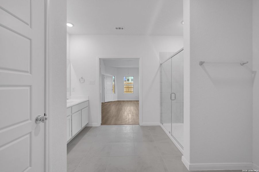 Spacious, unfurnished interior of a new home in Greenspoint Heights, Seguin (Image 27).