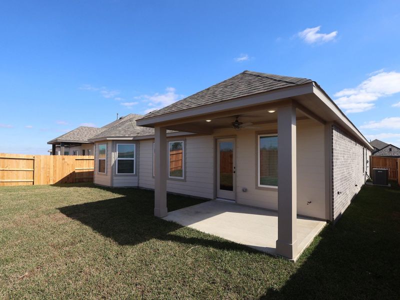 Exterior details and patio area of a home in Lago Mar, Santa Fe (Image 15).