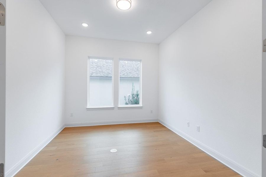 Spacious, unfurnished interior of a new home in The Hollows Canyon - 60', Lago Vista (Image 14).