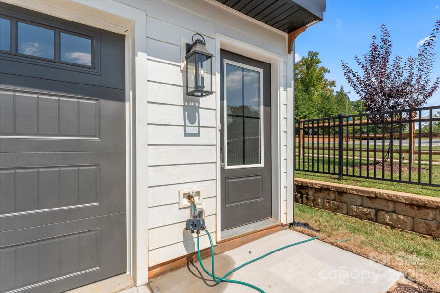 Exterior details and patio area of a home in , Fort Mill (Image 1).