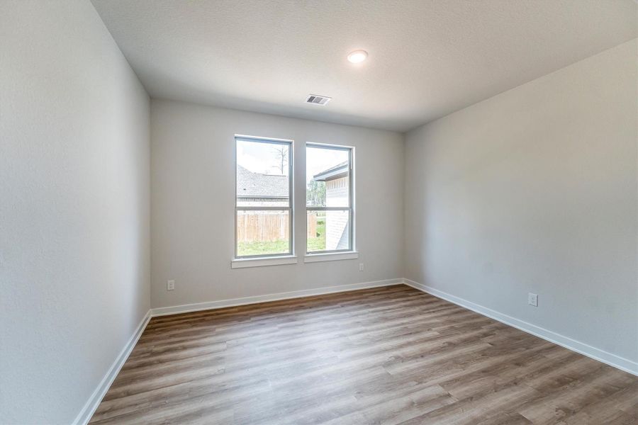 Spacious, unfurnished interior of a new home in Deer Pines, Conroe (Image 33).