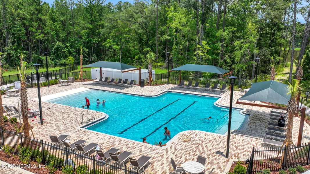 Community amenities in Jennings Farm, Middleburg (Image 17).