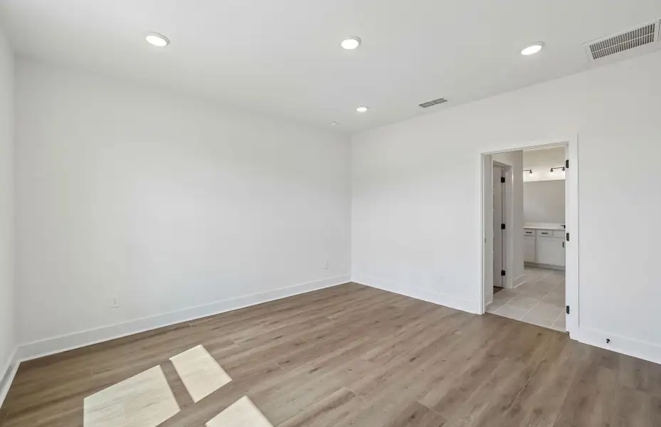 Spacious, unfurnished interior of a new home in Del Webb Barton Village, Lebanon (Image 31).
